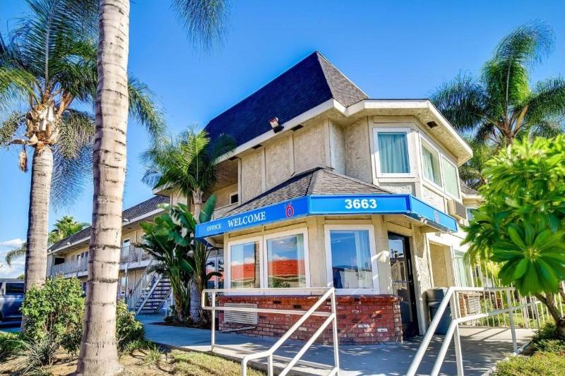 Motel 6 Riverside, CA - South image