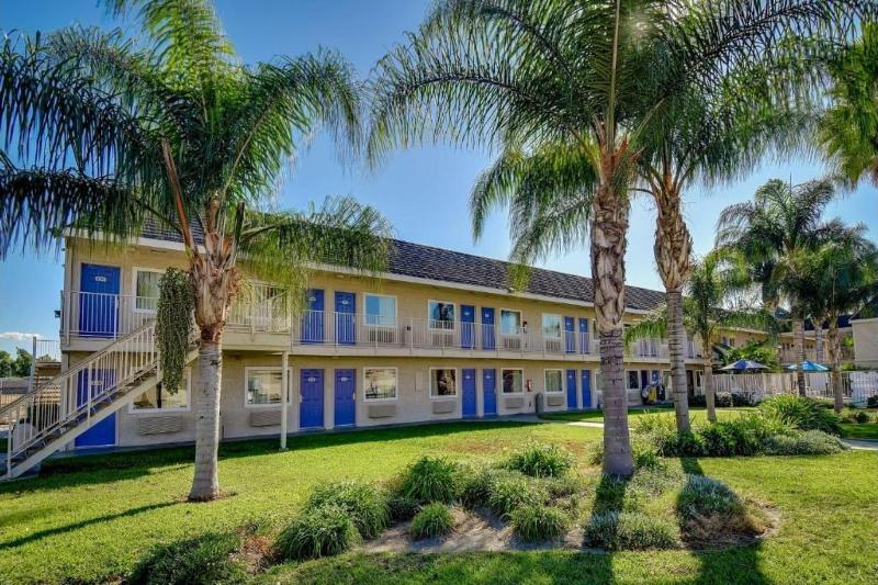 Motel 6 Riverside, CA - South image