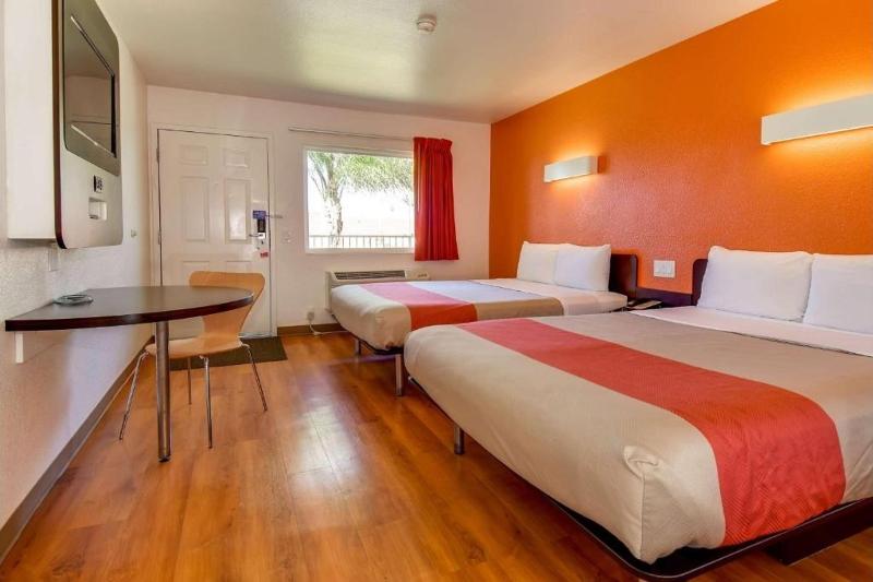 Motel 6 Riverside, CA - South image