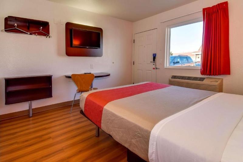 Motel 6 Riverside, CA - South image