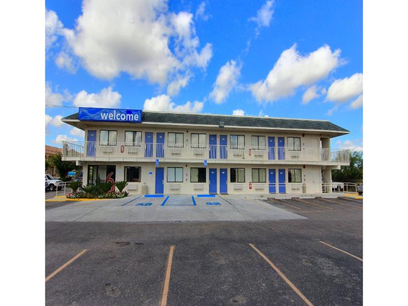 Motel 6 Kingsville, Tx — exterior view
