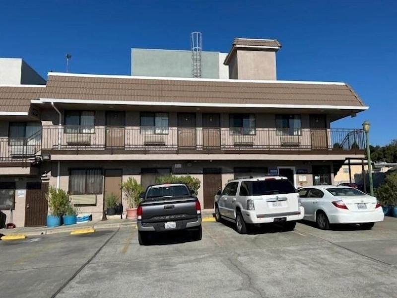 Crown Lodge Motel Oakland image