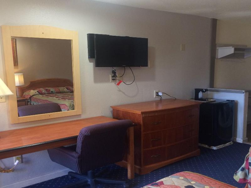 Crown Lodge Motel Oakland image