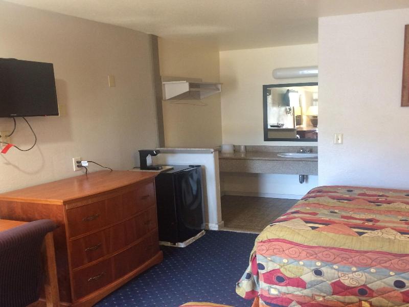 Crown Lodge Motel Oakland image
