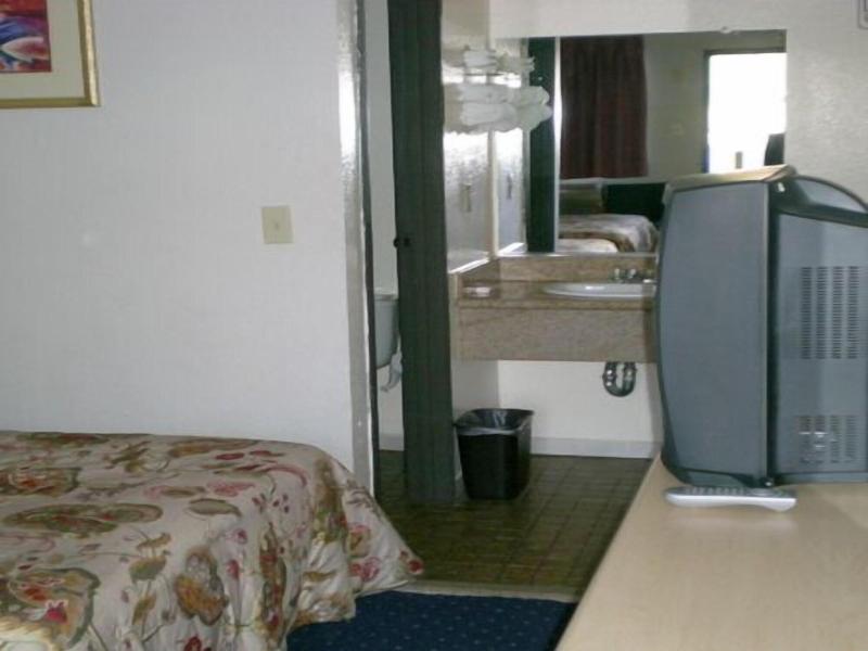 Crown Lodge Motel Oakland image