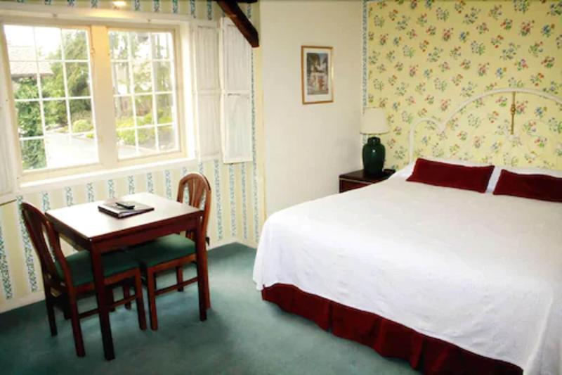 Auld Holland Inn image