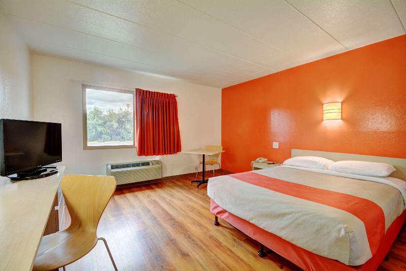 Motel 6 Providence East image