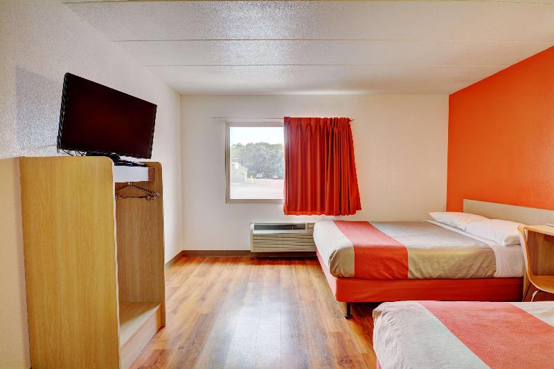 Motel 6 Providence East image