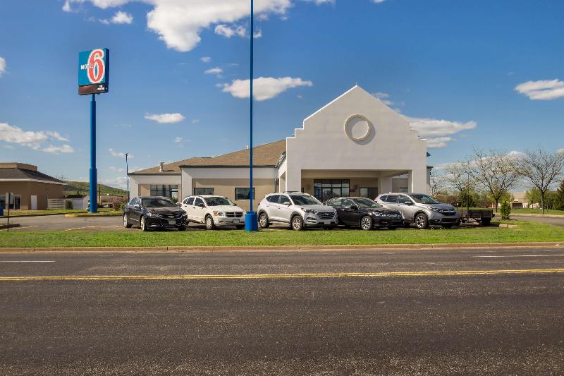 Motel 6 Rothschild image