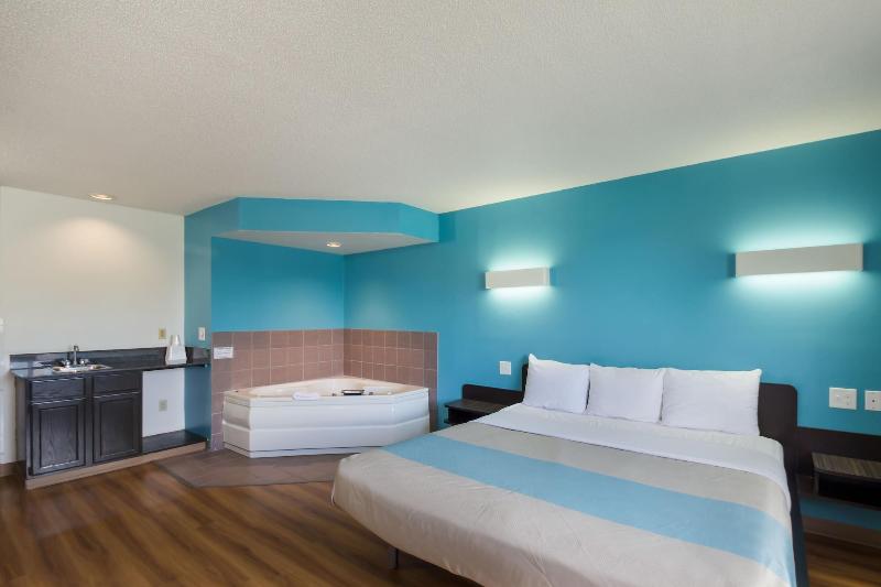 Motel 6 Rothschild image