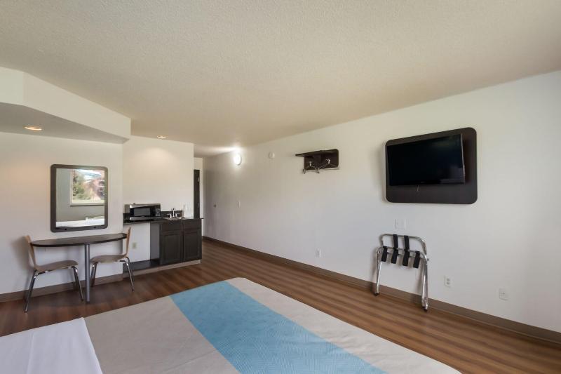 Motel 6 Rothschild image
