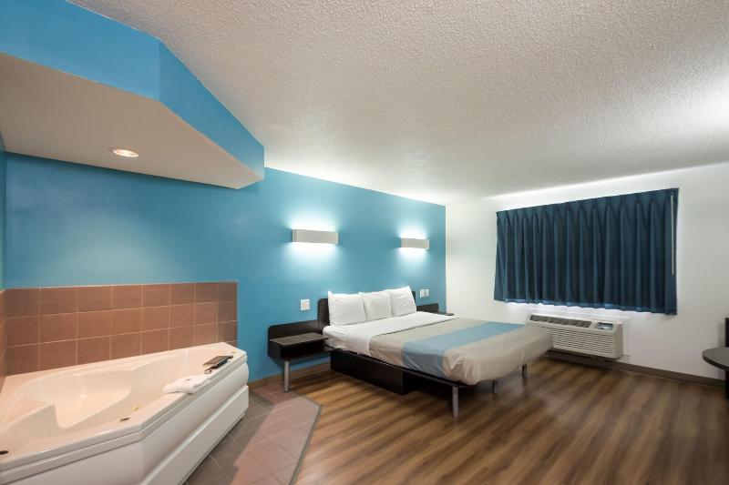 Motel 6 Rothschild image
