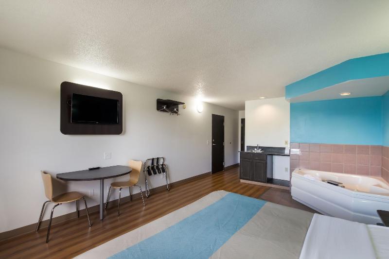 Motel 6 Rothschild image