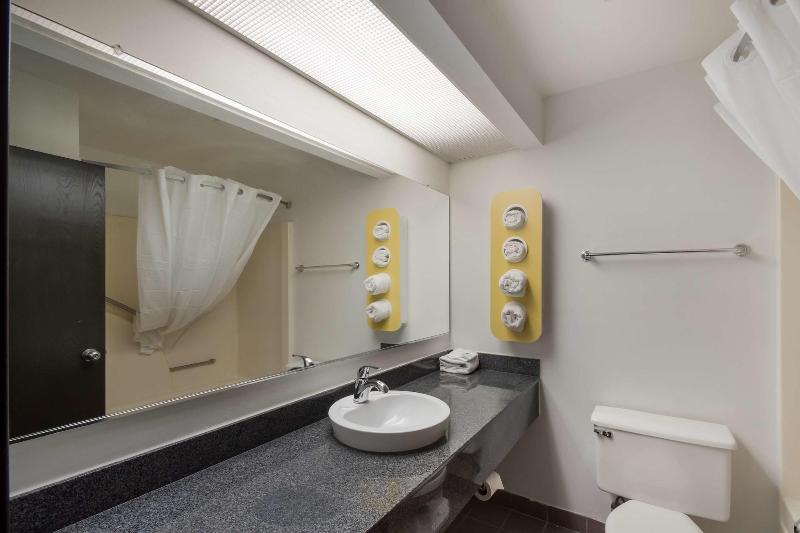 Motel 6 Rothschild image