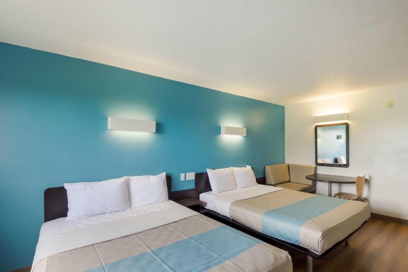 Motel 6 Rothschild image