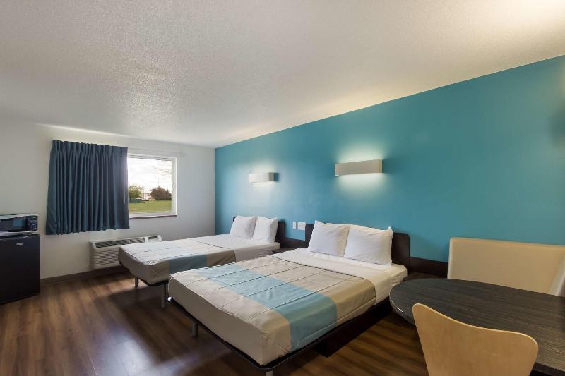 Motel 6 Rothschild image