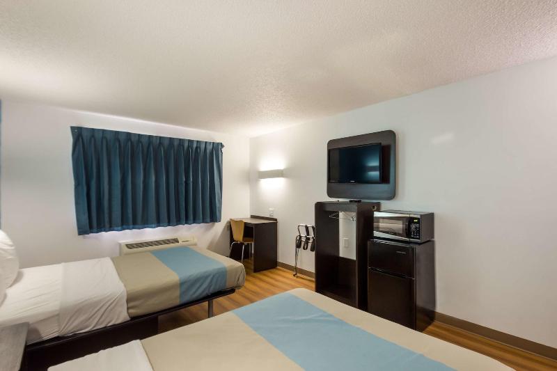 Motel 6 Rothschild image