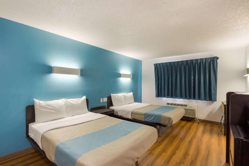 Motel 6 Rothschild image