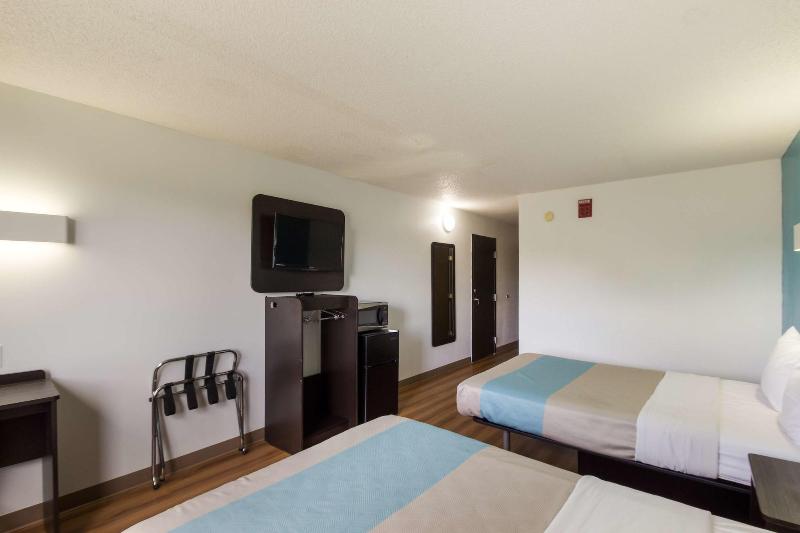 Motel 6 Rothschild image