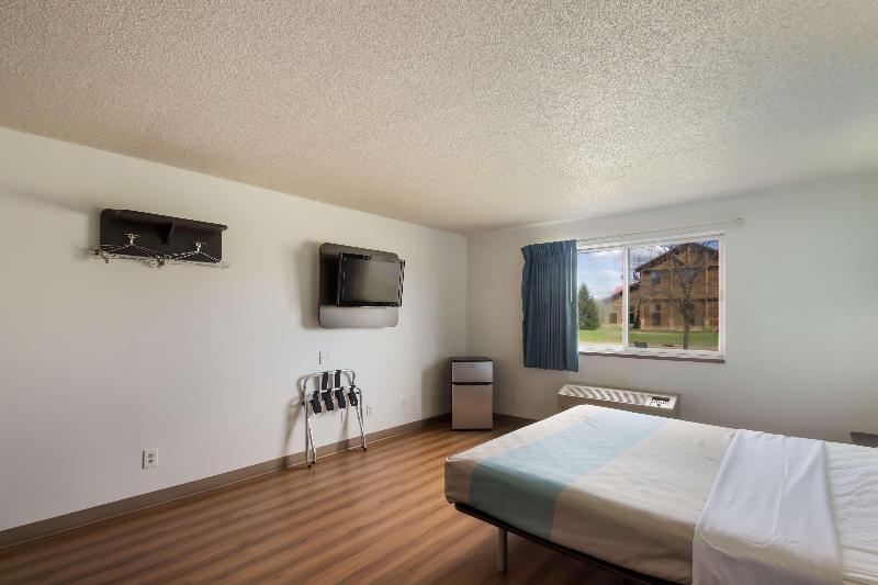 Motel 6 Rothschild image