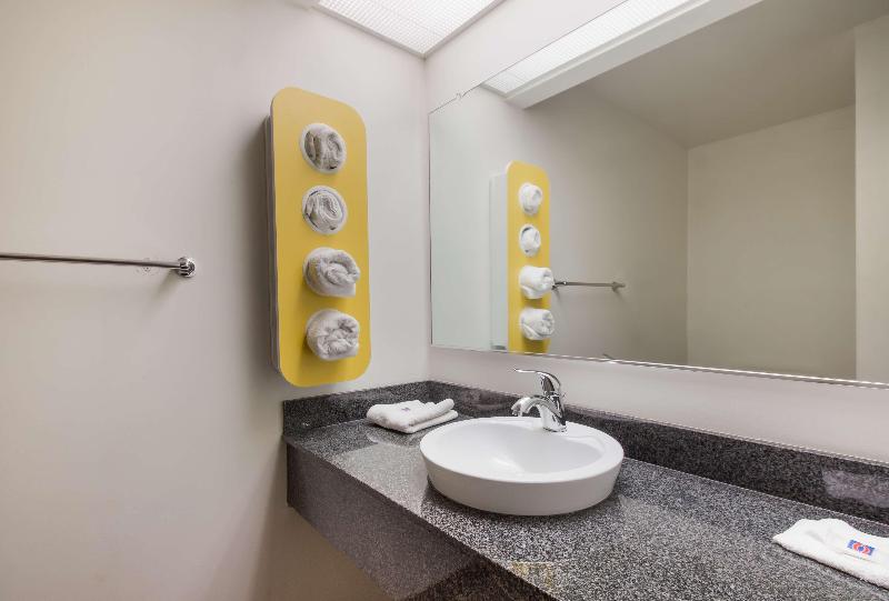 Motel 6 Rothschild image