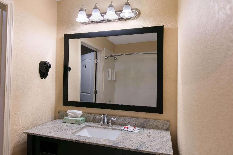 Days Inn & Suites By Wyndham Florence Jackson Area image