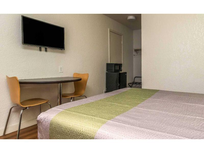 Motel 6 Fort Worth, TX - North GA image