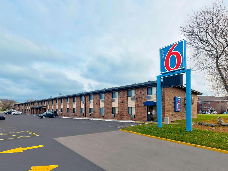 Motel 6 Oak Creek Wi image