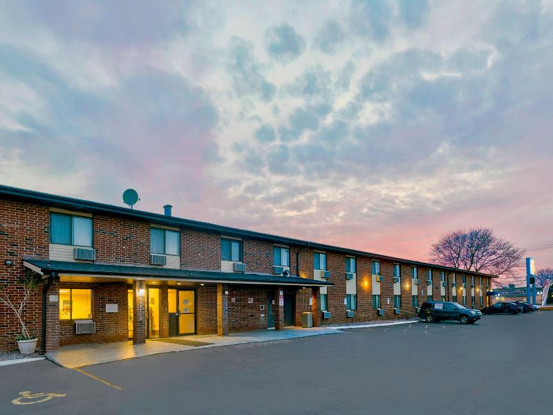 Motel 6 Oak Creek Wi image