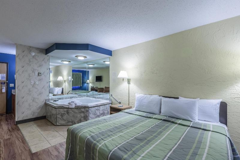 Motel 6 Oak Creek Wi image