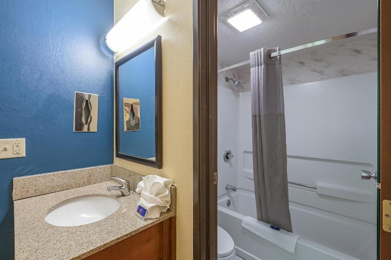 Motel 6 Oak Creek Wi image