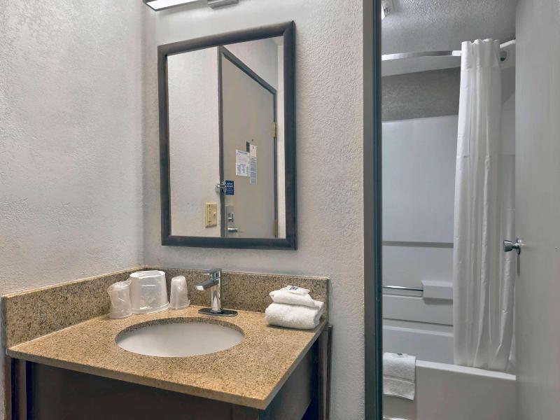 Motel 6 Oak Creek Wi image