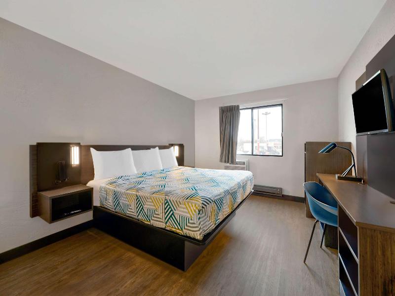 Motel 6 Oak Creek Wi image