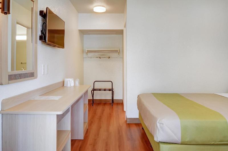 Motel 6 Eugene South Springfield image