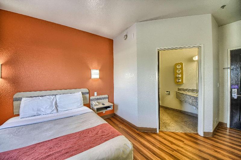 Motel 6 Mission Tx image
