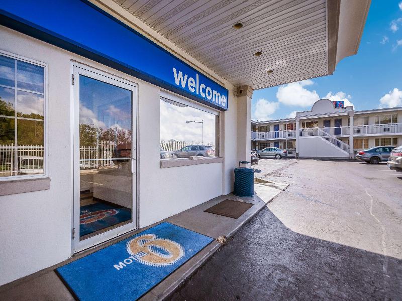 Motel 6 Washington Dc Convention Center - Image 4