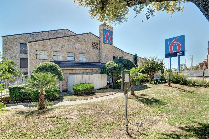 Motel 6 Dallas Galleria - Image 1