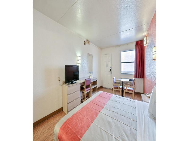 Motel 6 Dallas, Tx - Forest Lane image