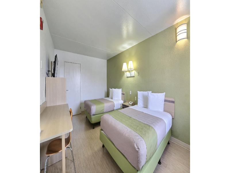 Motel 6 Dallas, Tx - Forest Lane image