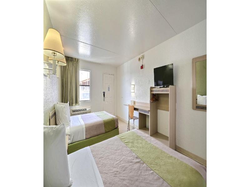Motel 6 Dallas, Tx - Forest Lane image