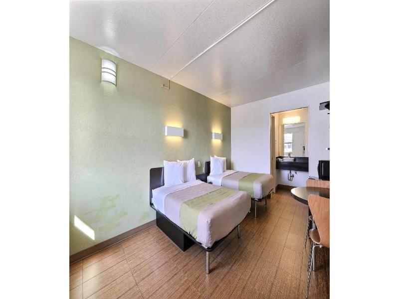 Motel 6 Dallas, Tx - Forest Lane image