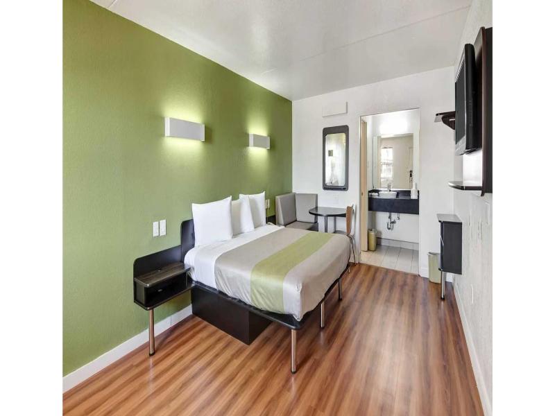 Motel 6 Dallas, Tx - Forest Lane image