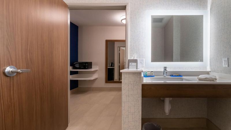 Holiday Inn Express and Suites Marion 5
