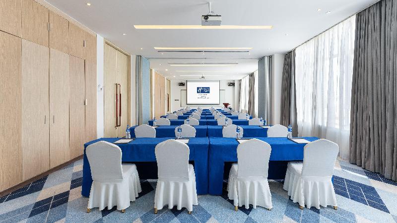 Holiday Inn Express Yinchuan Downtown image