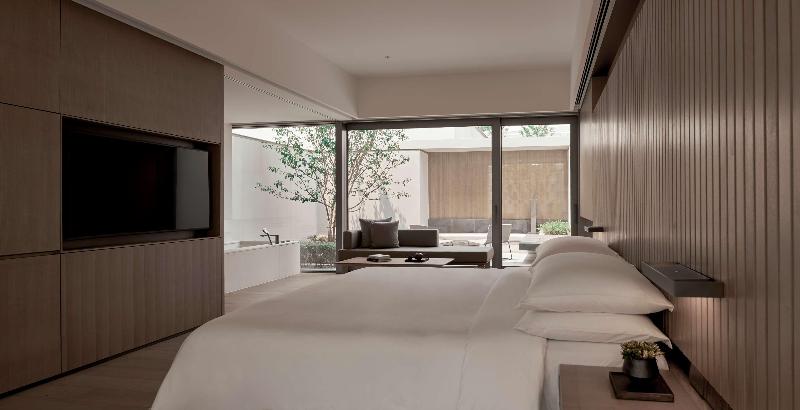 DOUBLE GARDEN VIEW KING BED