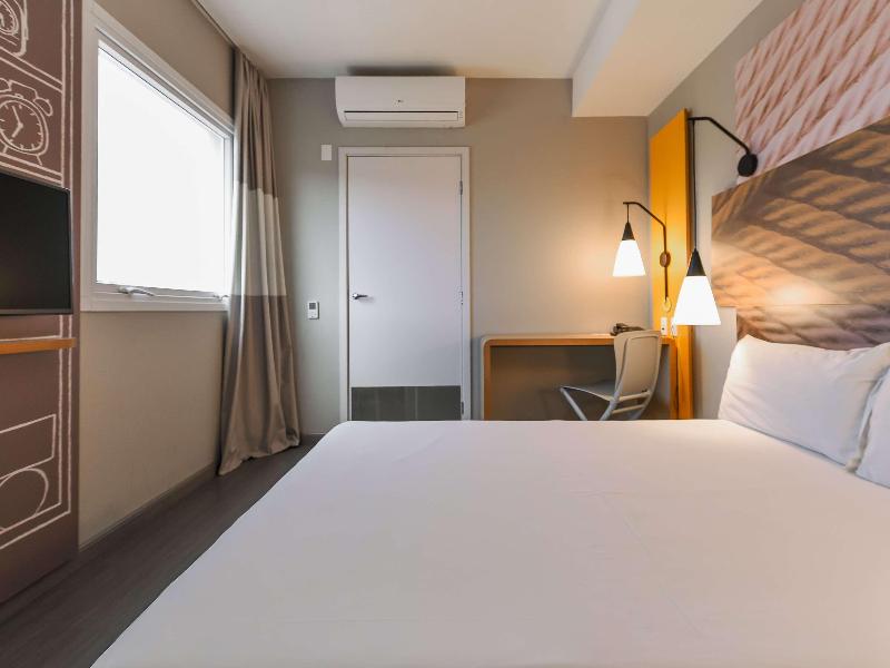 ibis Jacarei image