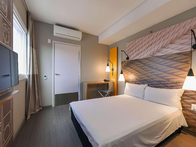 ibis Jacarei image