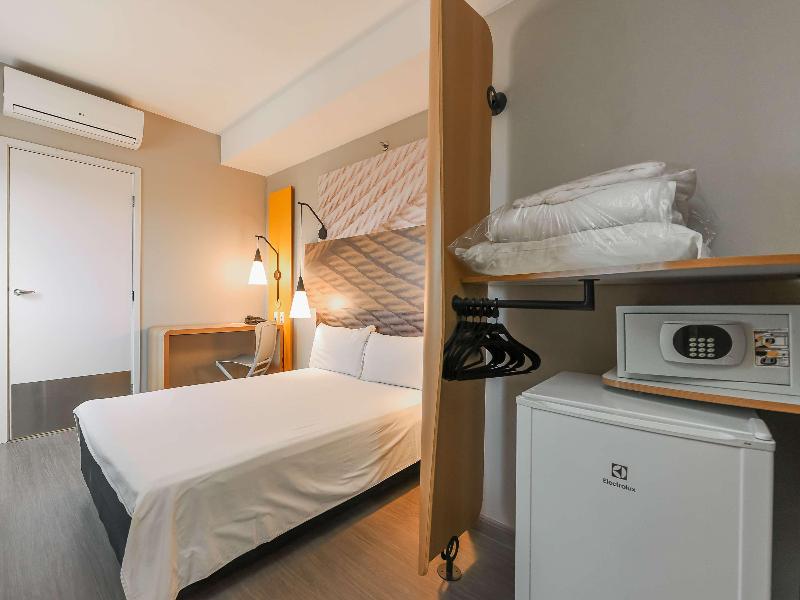 ibis Jacarei image