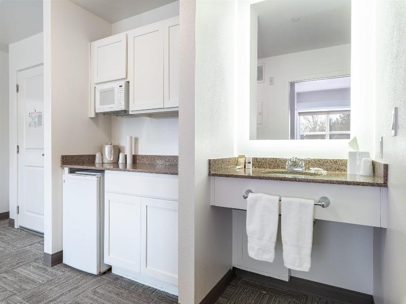 Marshall Suites Bainbridge Surestay Collection Bw image