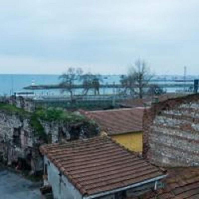 White Palace Apart image